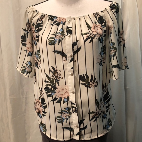 Daytrip Light Cold Shoulder Option Flowered Top - Picture 8 of 8